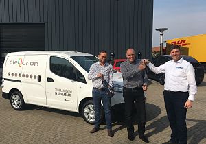 Bedrijfswagencentrum Hoeksche Waard levert 100% elektrische Nissan bestelwagen aan Eleqtron
