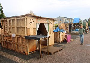 Kinderen bouwen erop los tijdens Huttenbouw in Numansdorp